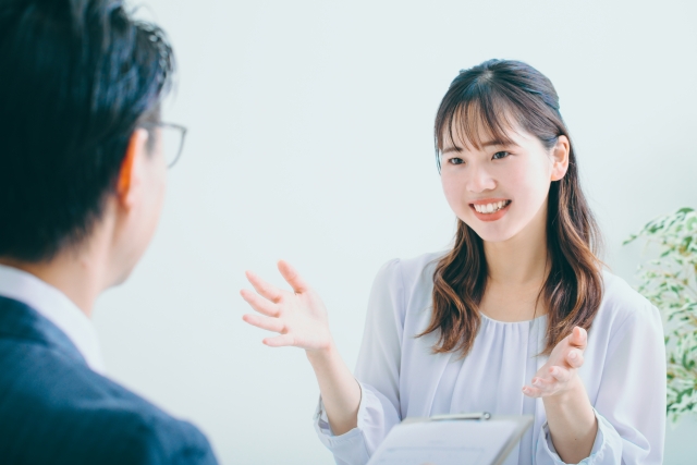 面接を受ける女性