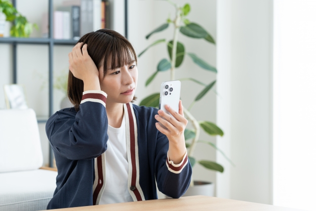 スマホで悩む女性