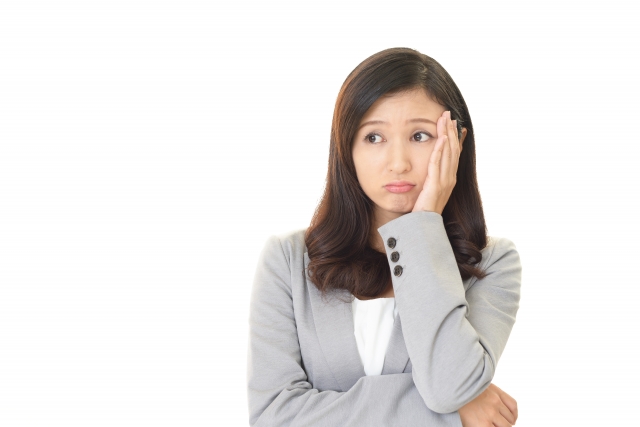 悩む女性