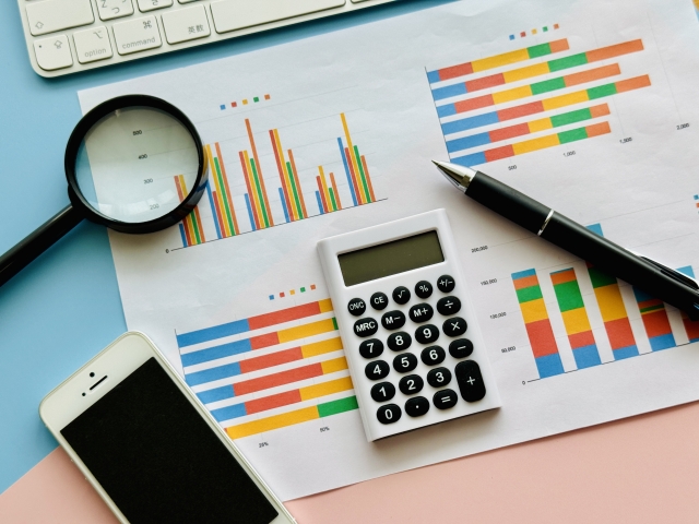 グラフと虫眼鏡と電卓とスマホ